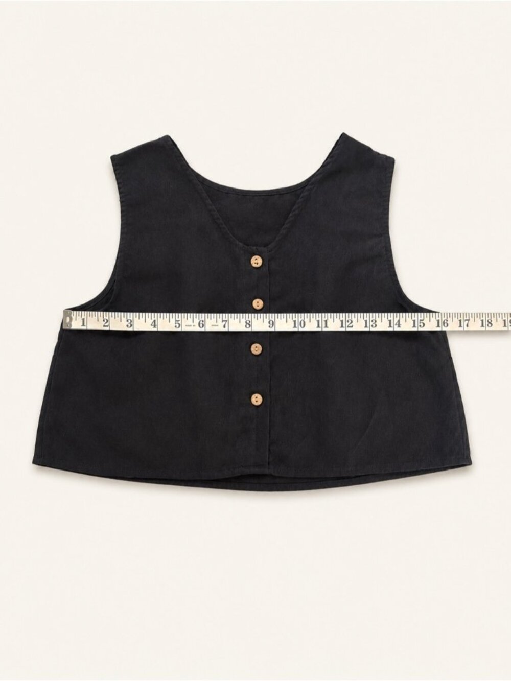 Button-Front Cropped Tank Top - Picture 2 of 6